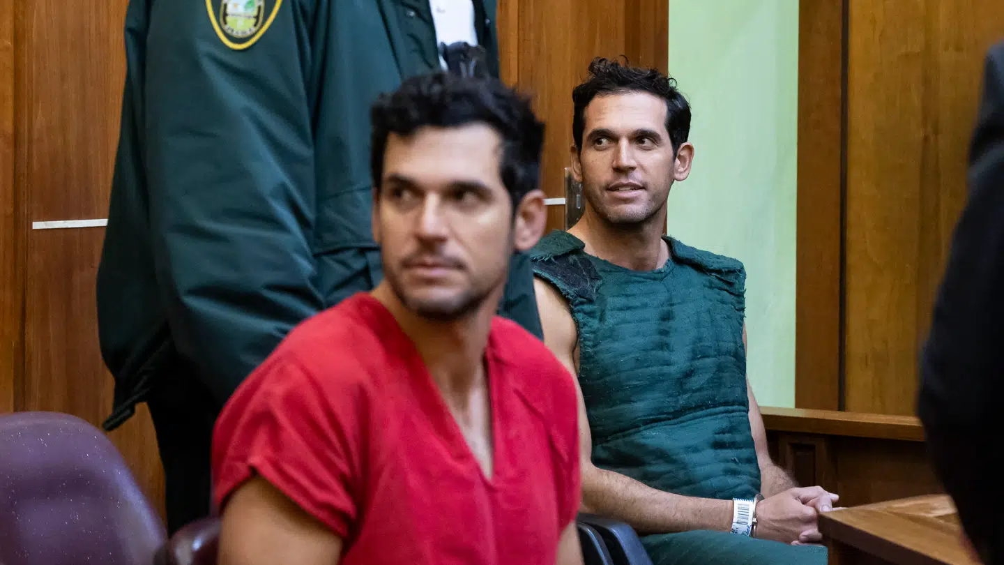 Her ses Alon Alexander og Oren Alexander, der er tvillinger, under de første retshandlinger efter deres anholdelse i 2024.