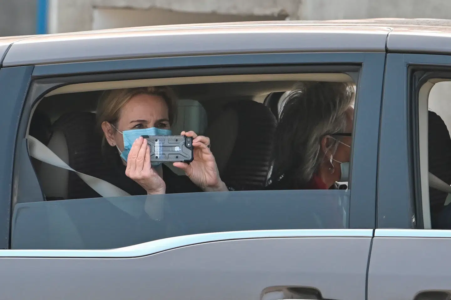 Som medlem af et efterforskningsteam nedsat af WHO ankommer professor Thea Kølsen Fischer 3. februar 2021 til det store virusforskningsinstitut i Wuhan. Ifølge amerikanske regeringsrapporter er det ikke usandsynligt, at coronapandemien opstod her ved en lækage.