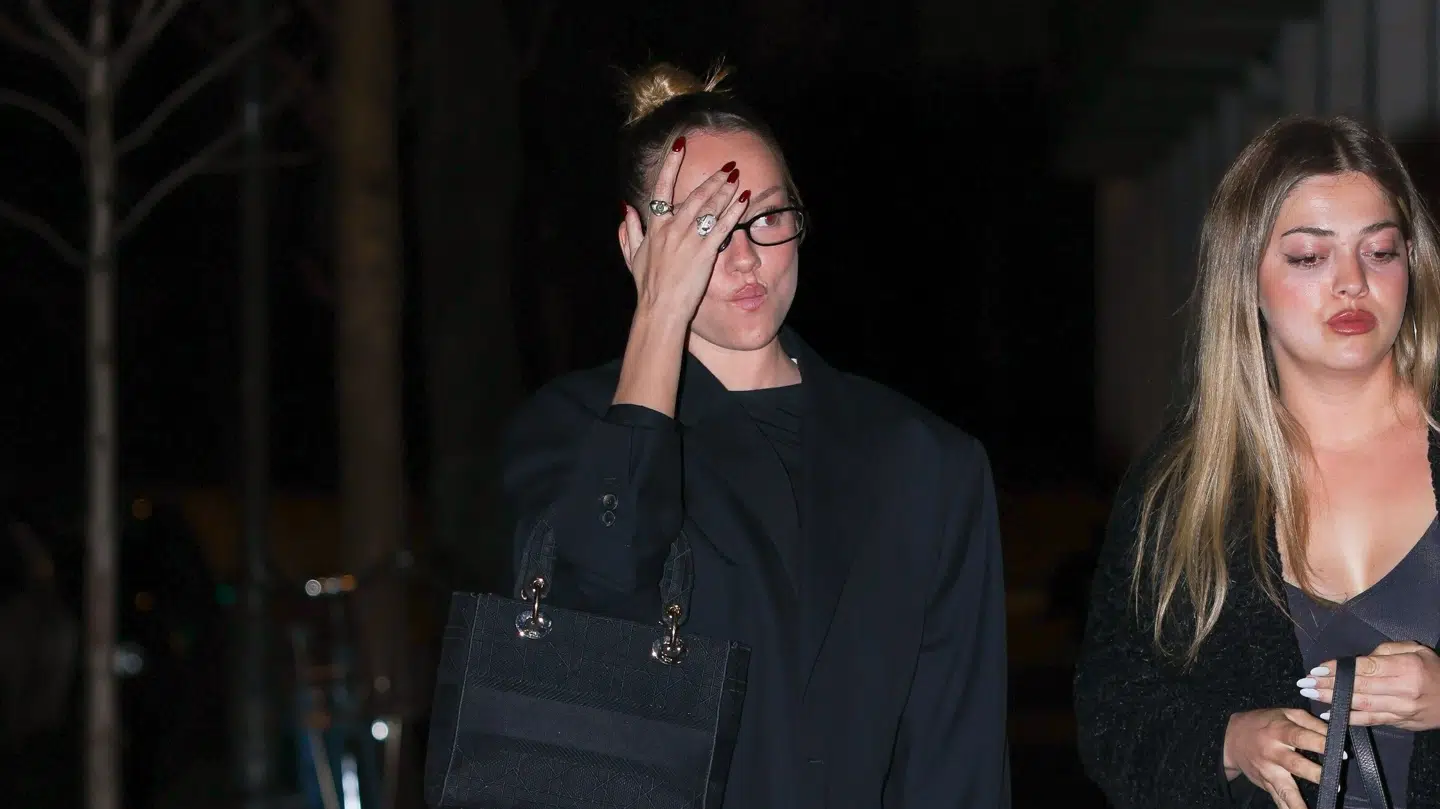 Ester Expósito ses her til venstre, da hun torsdag aften ankom til Pullman Hotel.