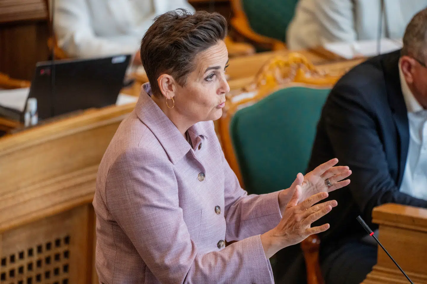 På sociale medier er SF-formand, Pia Olsen Dyhr, havnet i modvind efter artikel i Berlingske.