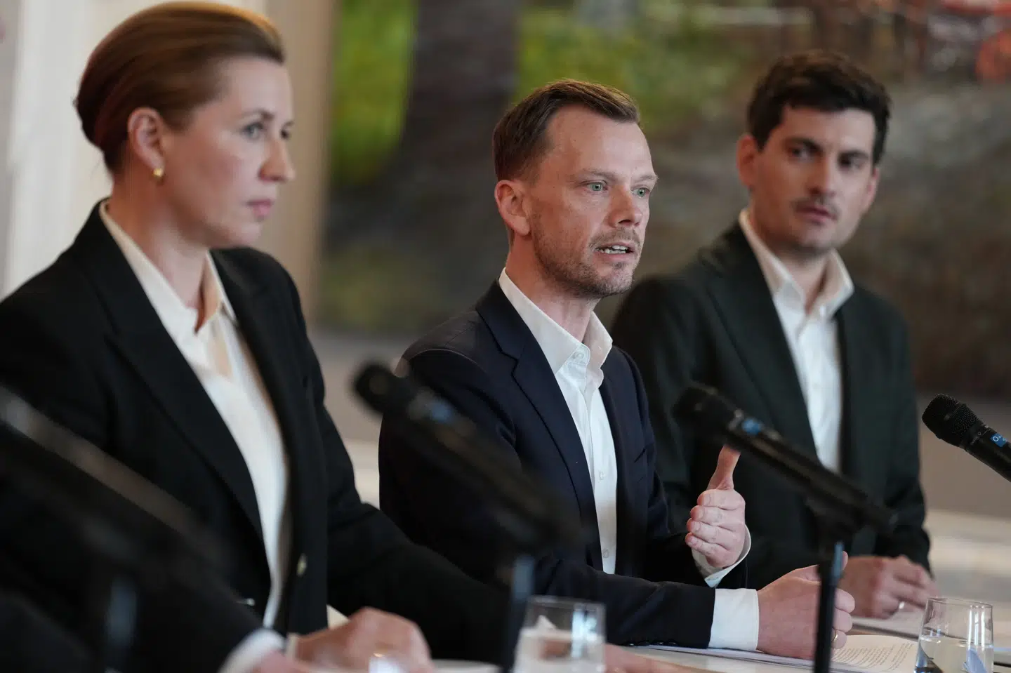Statsminister Mette Frederiksen, justitsminister Peter Hummelgaard, udlændinge– og integrationsminister Rasmus Stoklund, politisk ordfører Christian Rabjerg Madsen og udlændinge– og integrationsordfører Frederik Vad præsenterer Socialdemokratiets udlændingeudspil tirsdag.
