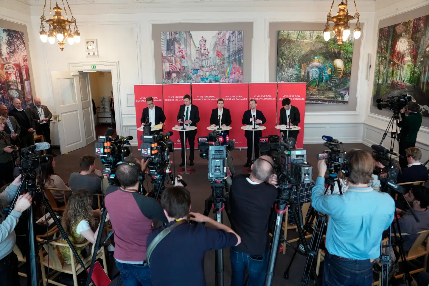 Fem fremtrædende socialdemokrater stillede sig tirsdag frem på et pressemøde, da partiet præsenterede 18 mulige stramninger på udlændingeområdet.