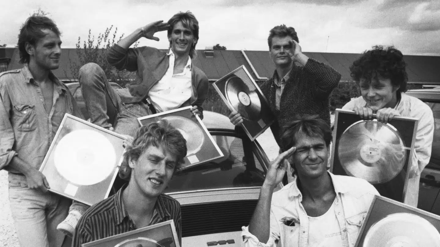 Bandet Helmig Brothers i 1980erne. Claes Antonsen sidder til højre foran Thomas Helmig.