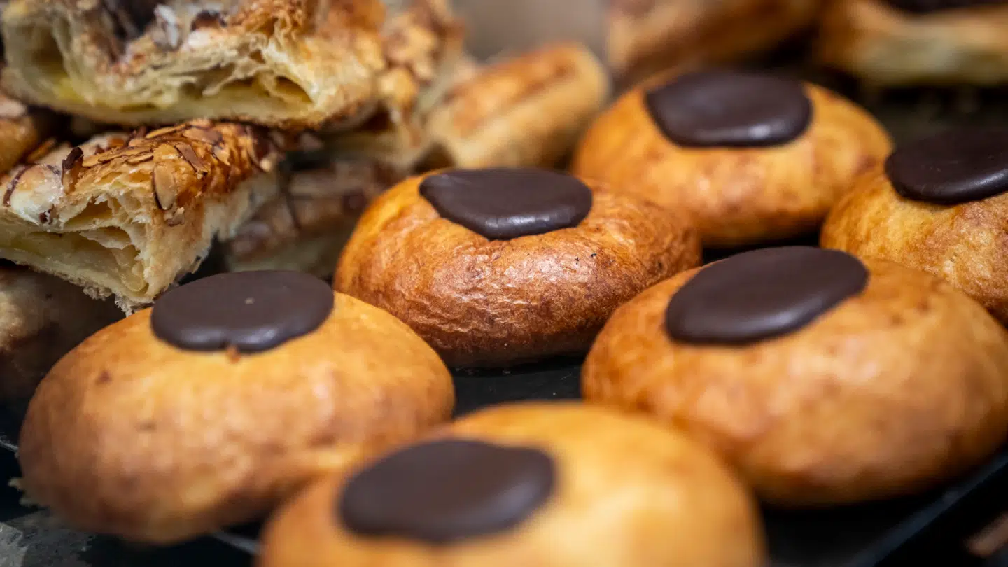 Chokoladeglasur er et eksempel på et produkt, som gør det svært i forhold til Chokolade- og sukkervarer afgifterne, fordi både kakao og sukker skal tages i betragtning.