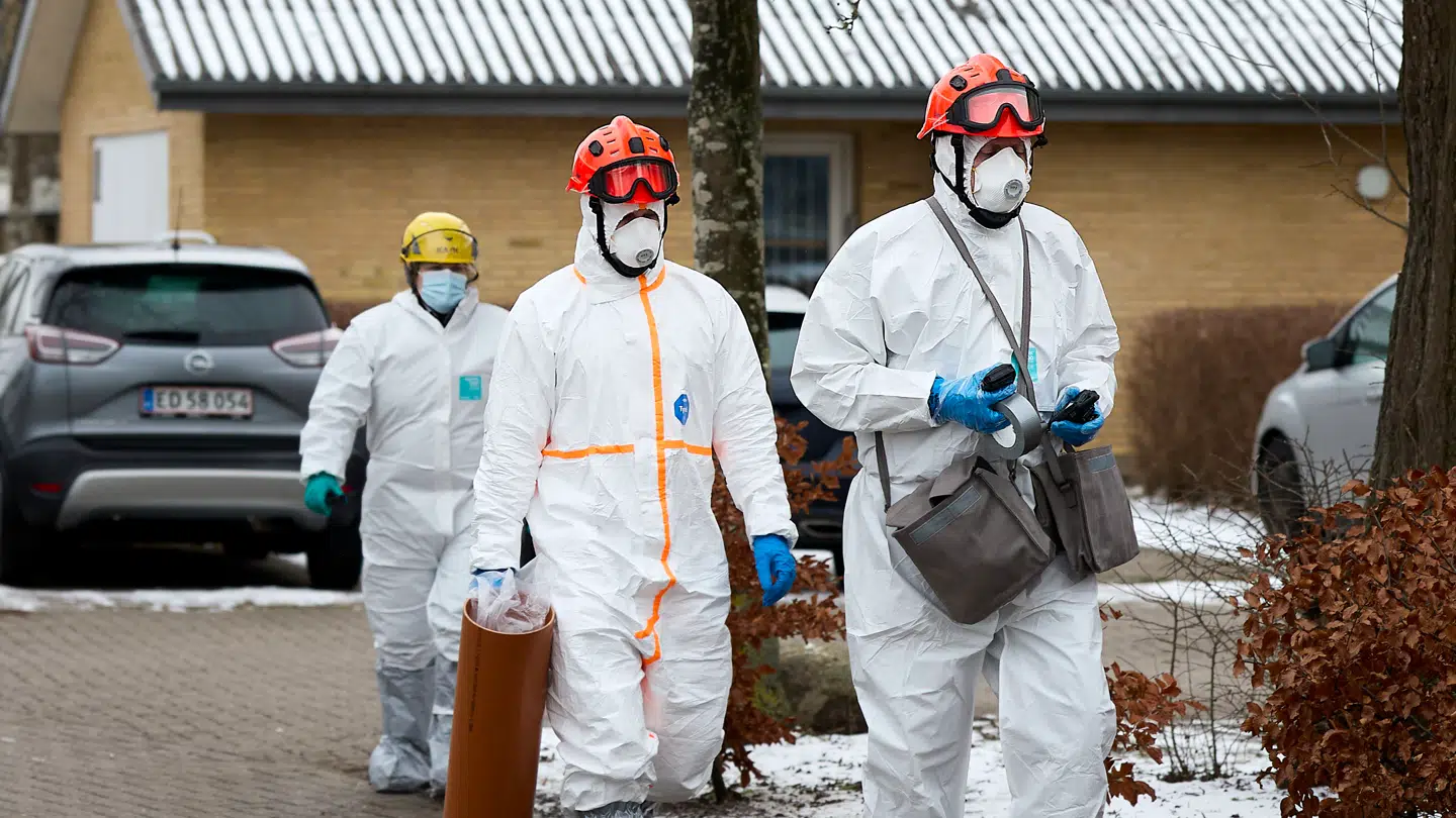 Politiet og teknikere er til stede i Korsløkkeparken i Odense søndag den 1. februar 2026. Natten til søndag har en eksplosion fundet sted og mellem 11 borgere er evakueret. (Foto: Robert Wengler/Scanpix 2026)