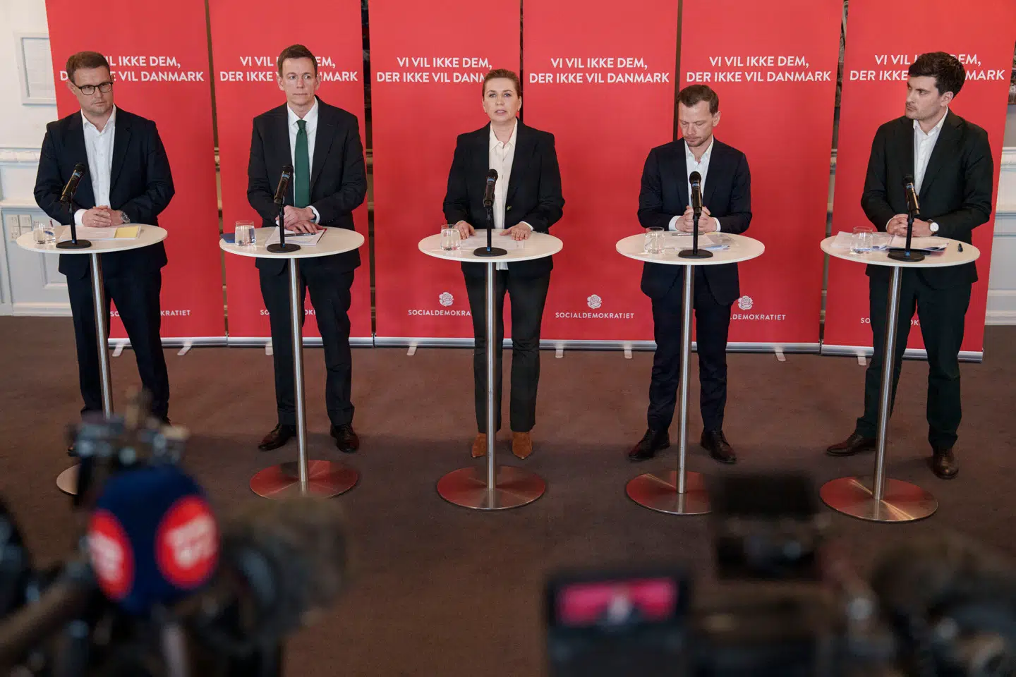 Statsminister Mette Frederiksen, justitsminister Peter Hummelgaard, udlændinge – og integrationsminister Rasmus Stoklund, politisk ordfører Christian Rabjerg Madsen og udlændinge – og integrationsordfører Frederik Vad præsenterer Socialdemokratiets udlændingeudspil i partiets gruppeværelse på Christiansborg i København, tirsdag den 10. marts 2026.