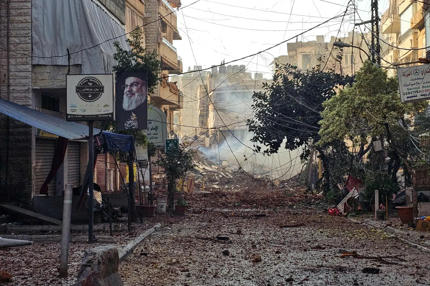 Røg og murbrokker i en gade i Beirut - Libanons hovedstad - tirsdag i kølvandet på et israelsk luftangreb.