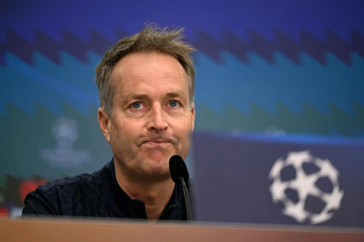 Bayer Leverkusens cheftræner, Kasper Hjulmand, på pressemøde tirsdag før Champions League-opgøret mod Arsenal.