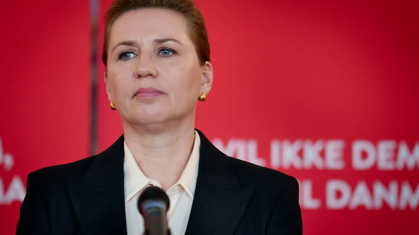 Statsminister Mette Frederiksen vil gerne være hård på udlændingeområdet, og derfor er det lidt af en gave for hende, at de røde partier ikke bryder sig om hendes nye udspil, mener B.T.s politiske analytiker.