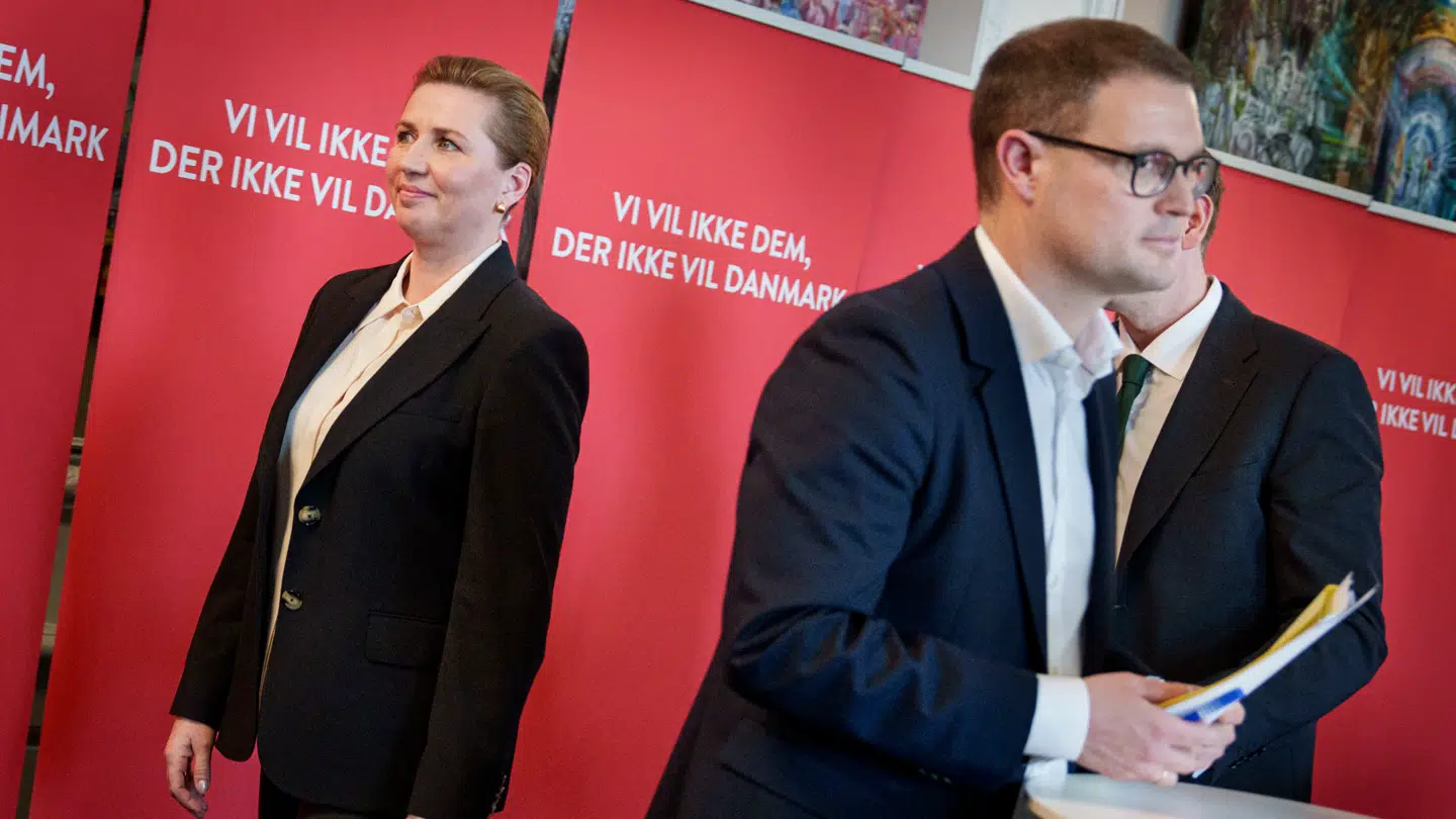 Mette Frederiksen må glæde sig over kritikken fra de røde partier, mener Henrik Qvortrup.