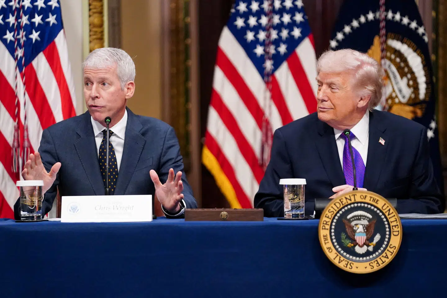 Den amerikanske energiminister, Chris Wright (tv.), skrev i det slettede opslag, at formålet med eskorten var, at olien "bliver ved med at flyde til de globale markeder". (Arkivfoto).