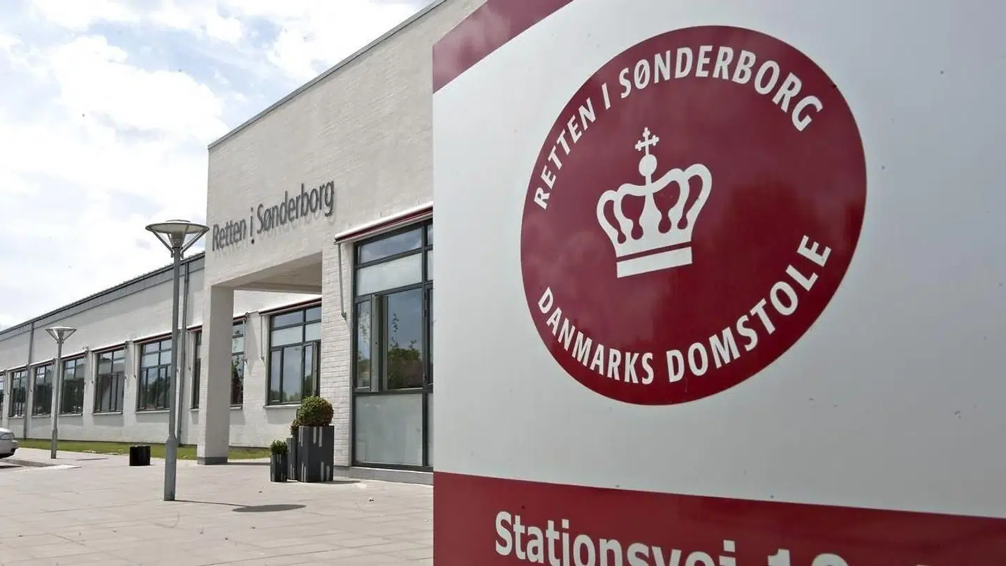 En 37-årig mand blev tirsdag varetægtsfængslet i fire uger for frihedsberøvelse og voldstægtsforsøg.