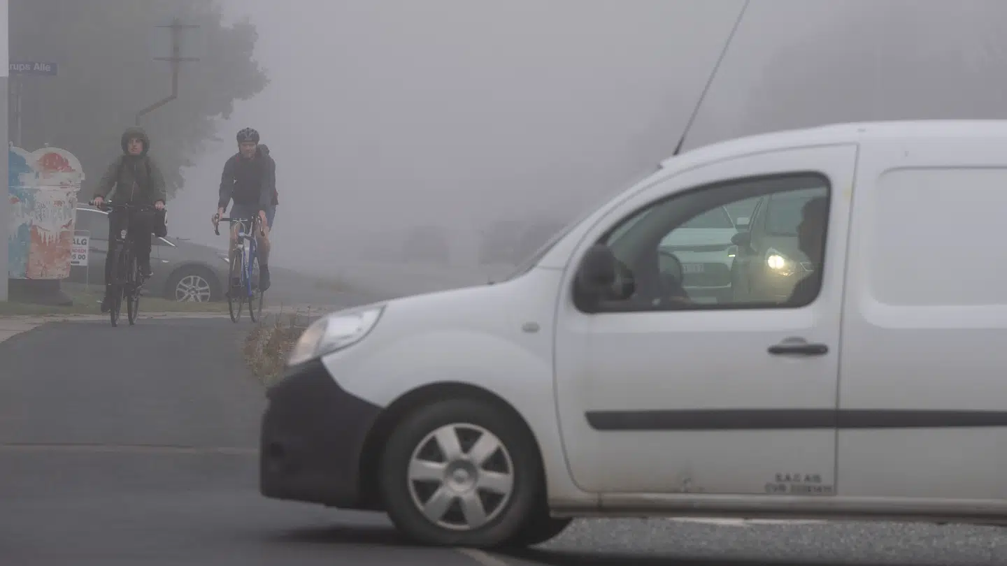 Morgentrafikken glider gennem tæt tåge omkring Randers tirsdag den 17. september 2024.. (Foto: Bo Amstrup/Ritzau Scanpix)