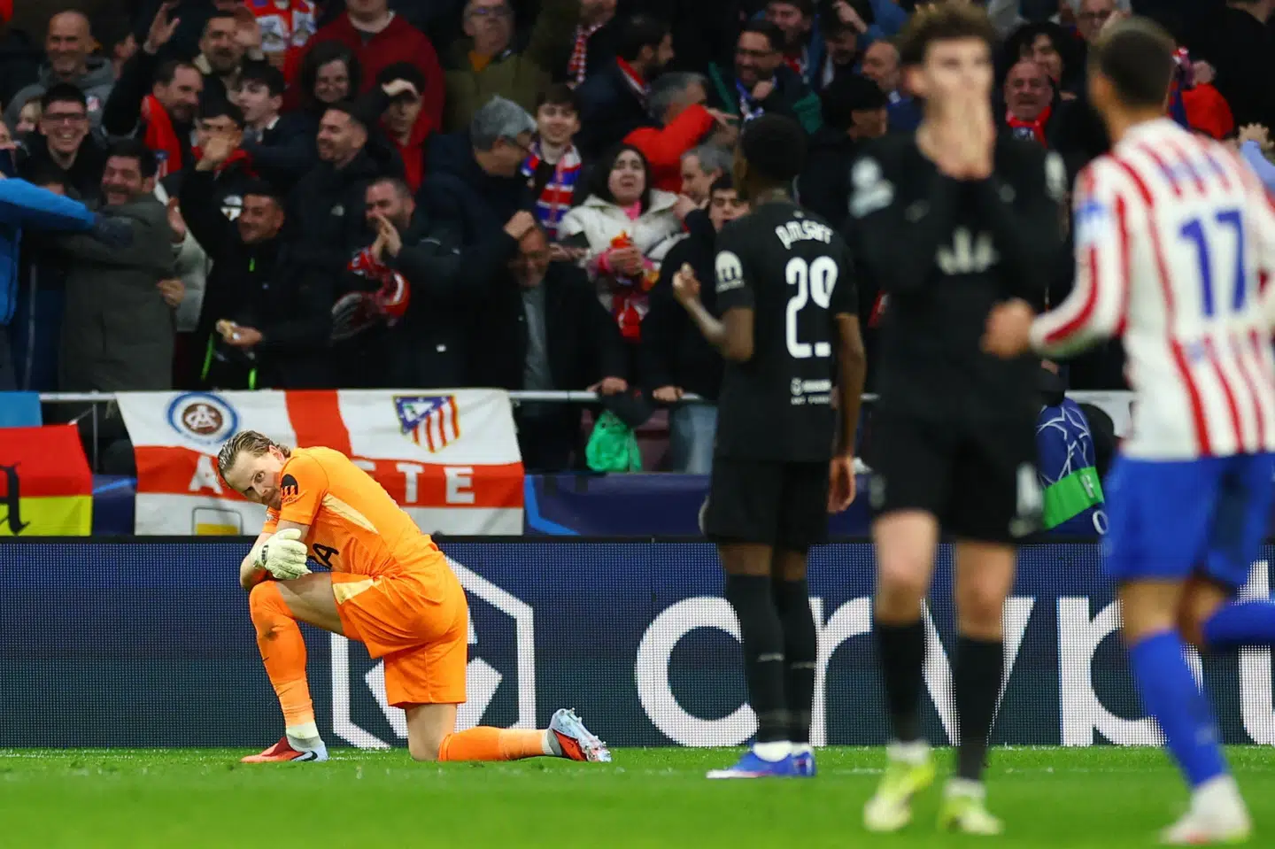 Tottenham-keeper Antonin Kinsky ser nedslået ud, efter at Julian Alvarez har scoret Atlético Madrids mål til 3-0.