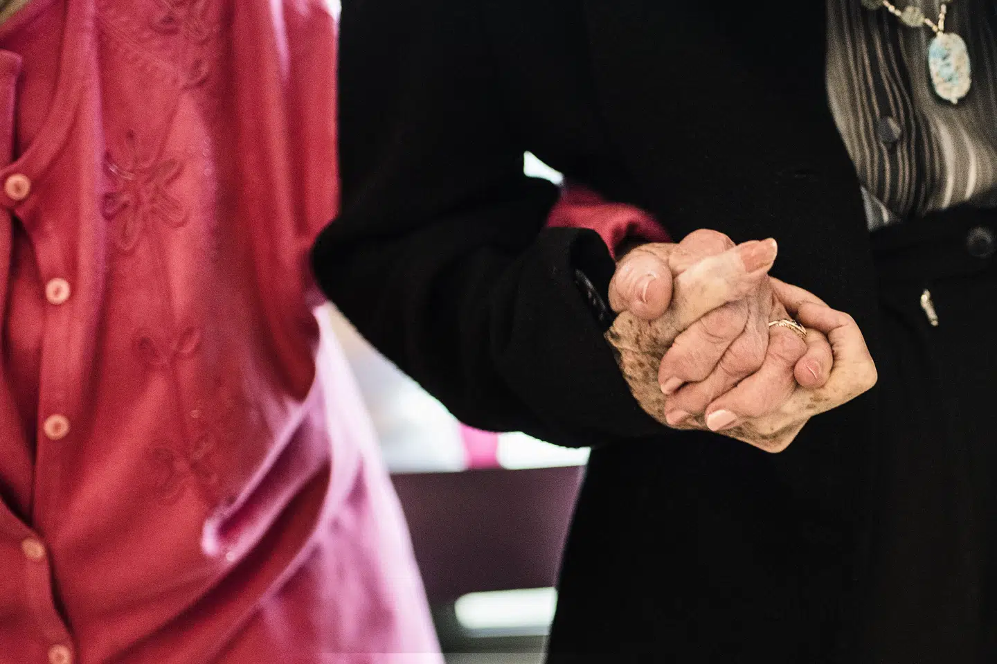 Med udspillet "Demensløfte" vil Venstre give både demensramte og pårørende flere rettigheder. Blandt andet skal en fast demenskoordinator komme på besøg hos den demensramte og give råd og vejledning. Det skal samtidig fungere som en aflastning for de pårørende. (Arkivfoto).