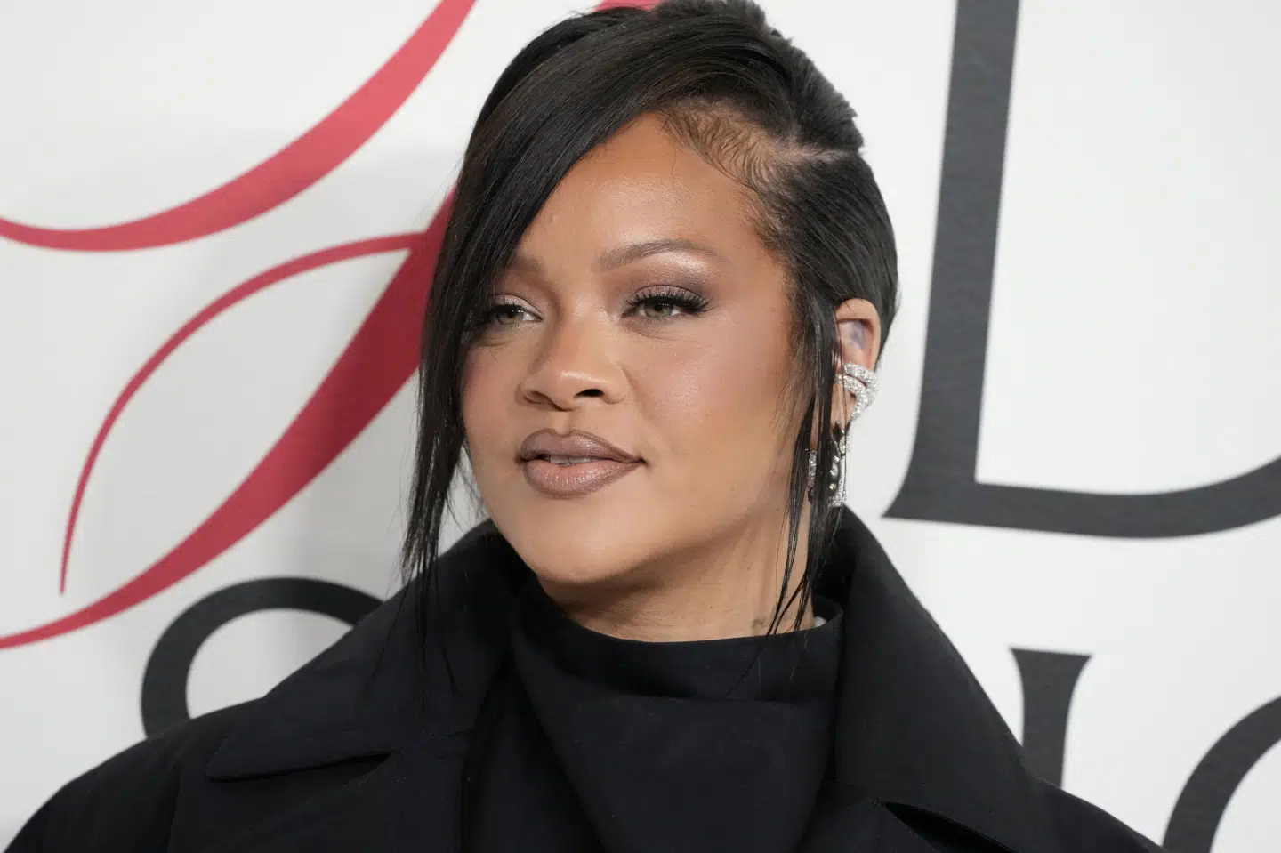 Rihanna ankommer til CFDA Fashion Awards i november. I søndag blev der skudt mod hendes hjem i Beverly Hills, mens hun og hendes familie var hjemme. (Arkivfoto).