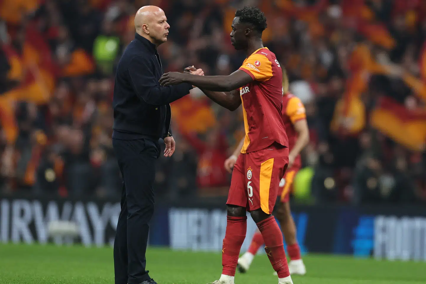 Arne Slot siger tak for kampen til Galatasaray-spilleren Davinson Sanchez.