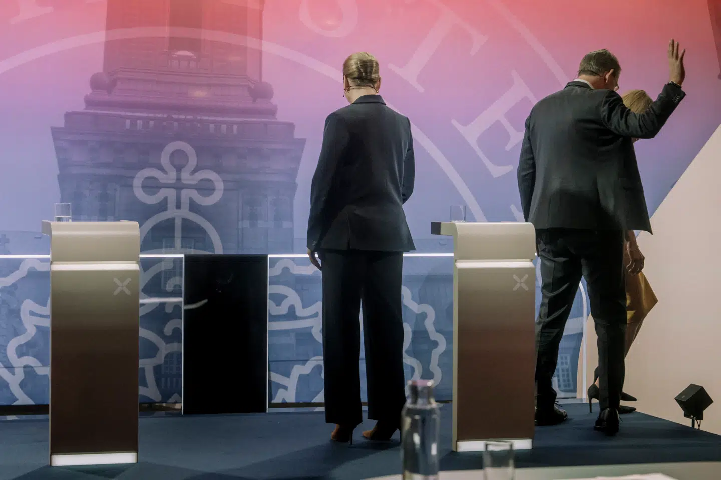 Ny Verian-måling placerer blå blok og Troels Lund Poulsen (V) milevidt fra magten. Meget symbolsk forlader Venstre-lederen en debat med Statsministeriet i baggrunden efter søndagens debat.