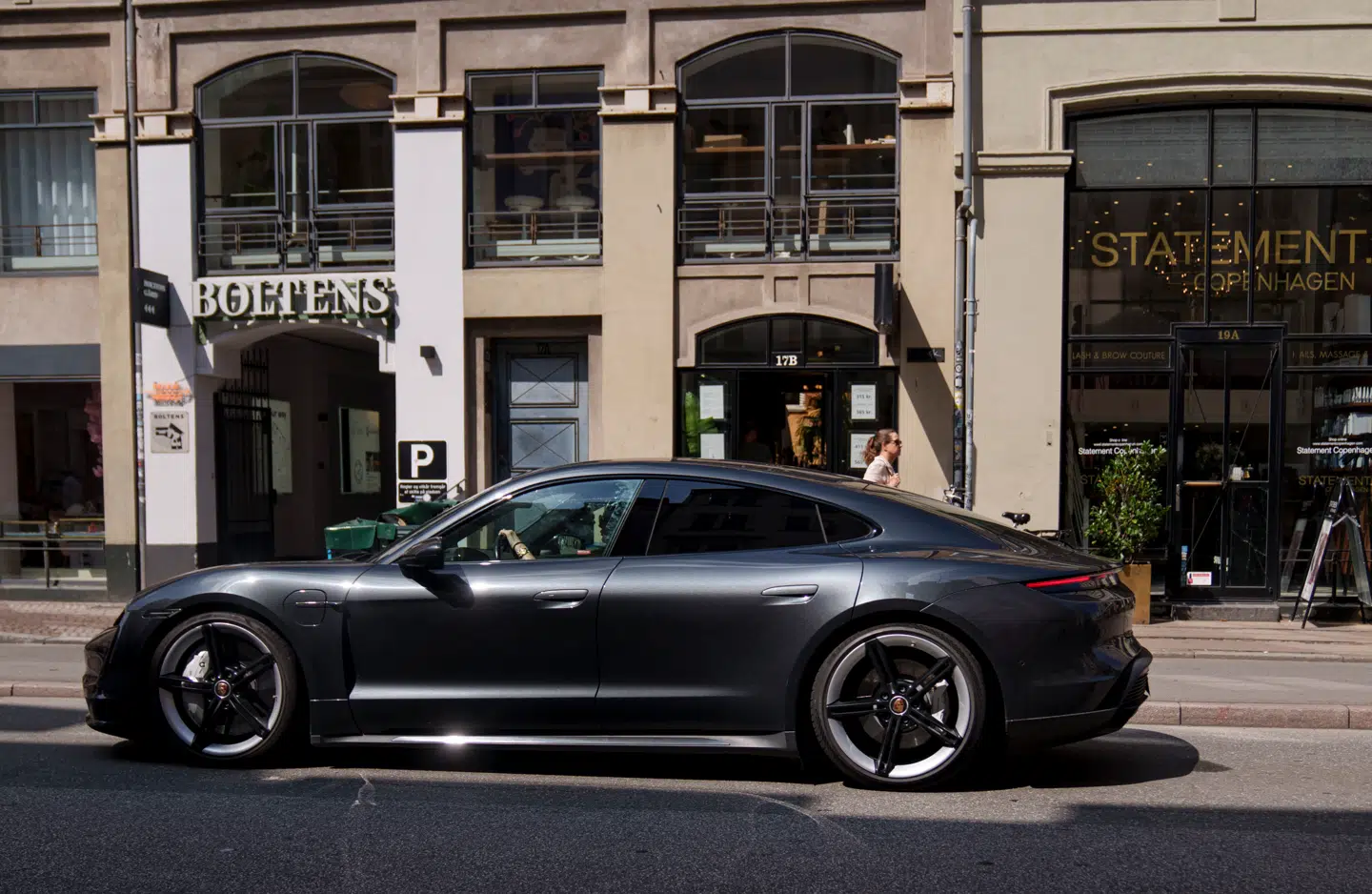 Porsche blev grundlagt i 1931 af Ferdinand Porsche. Selskabet er i dag kendt for den legendariske model 911, men også ny nyere modeller som Macan, Cayenne og den elektriske Taycan.