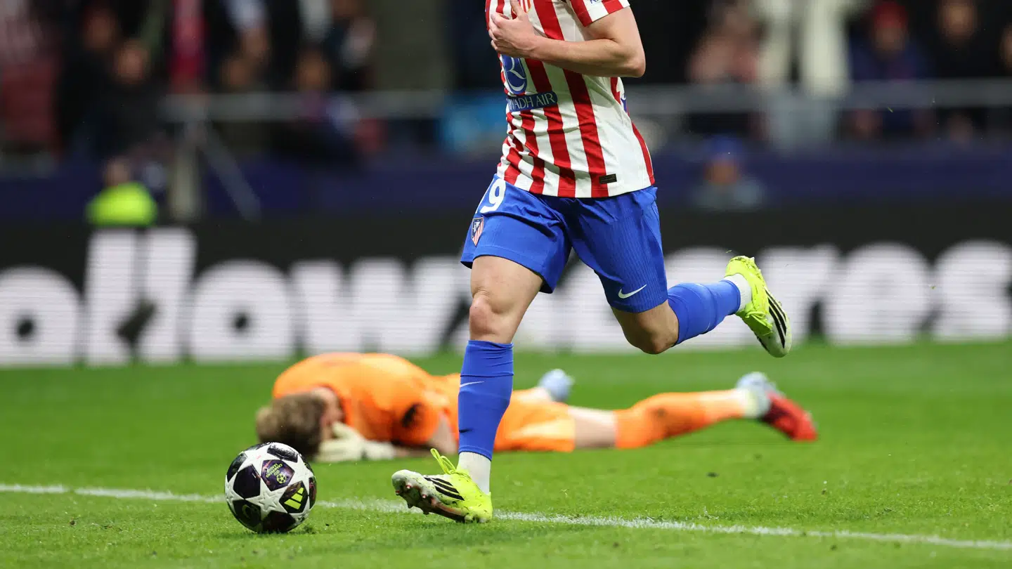 Efter 15 minutter var den gal igen, og på billedet ses Antonín Kinský, der gav bolden væk til Julian Alvarez, der gjorde det til 3-0.