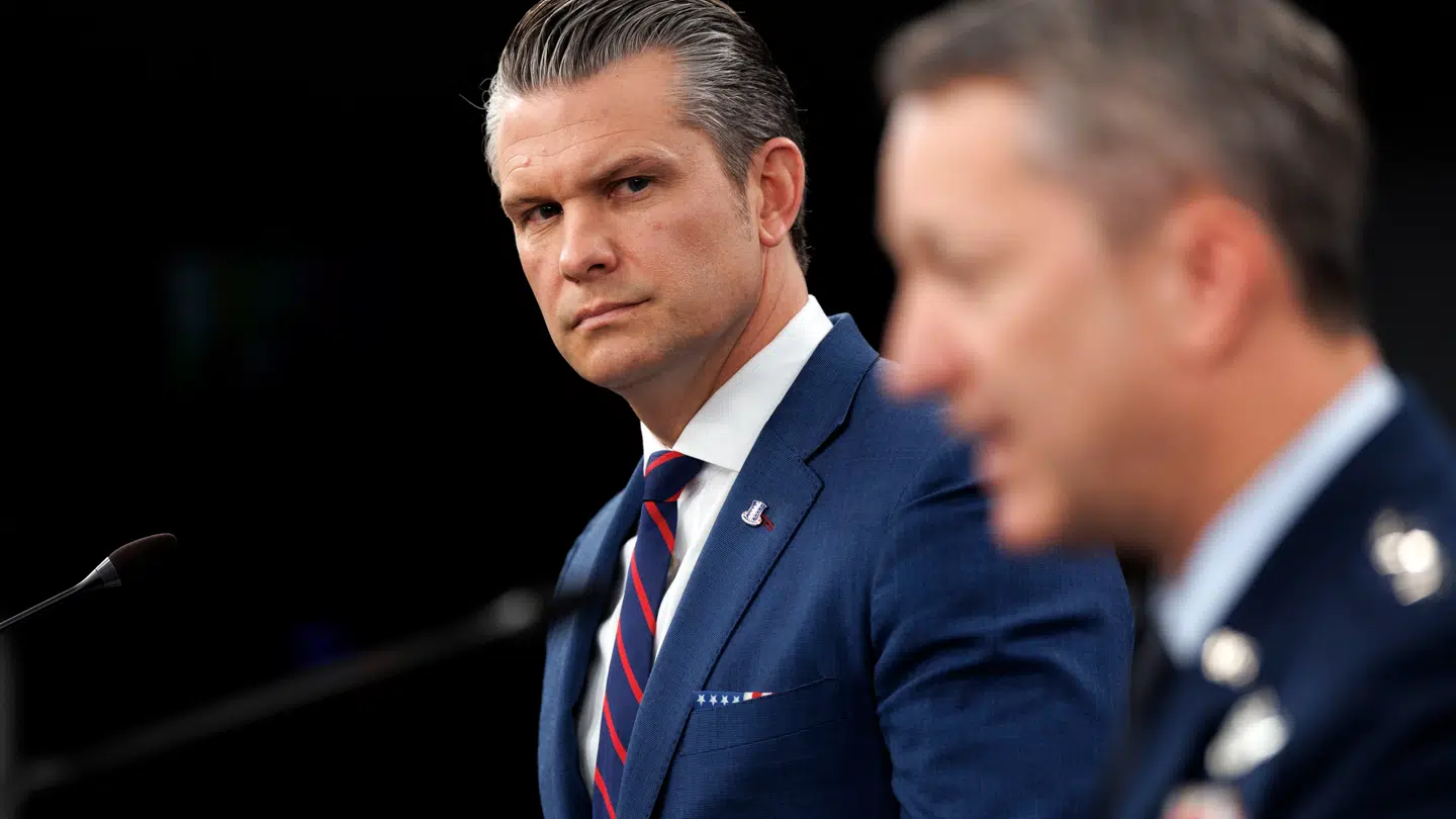 Forsvarsminister Peter Hegseth brugte over 93 milliarder dollars i en hektisk slutspurt før regnskabsårets afslutning. Ny rapport afslører, at pengene er brugt på luksus mad og møbler for massive beløb. EPA/WILL OLIVER