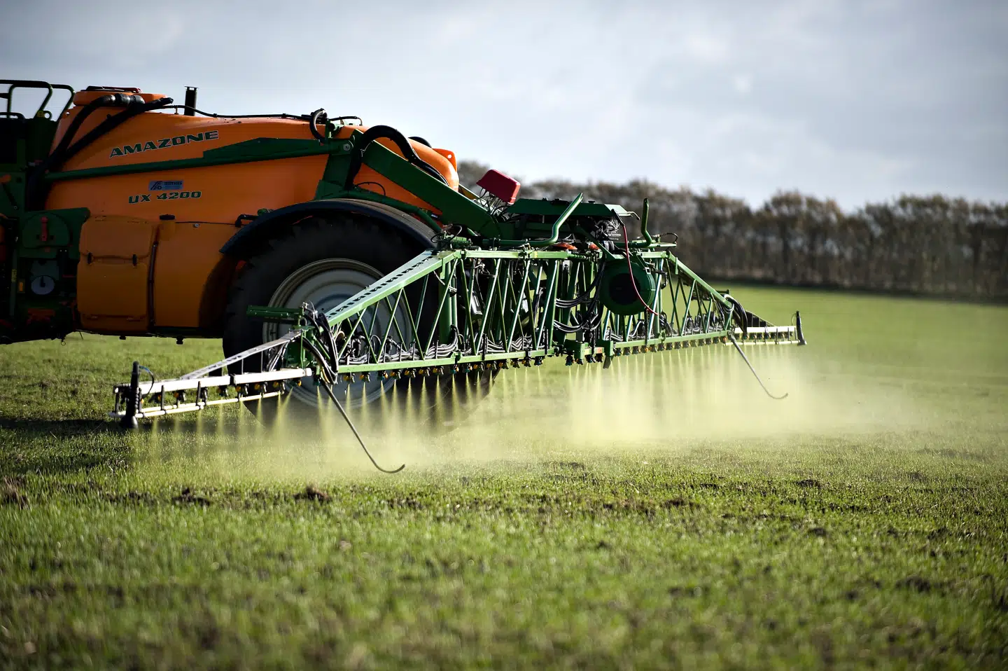 »For landbruget er reglen åbenbart, at erhvervet skal betales kompensation for ikke at forurene grundvandet,« skriver Jens Borum.