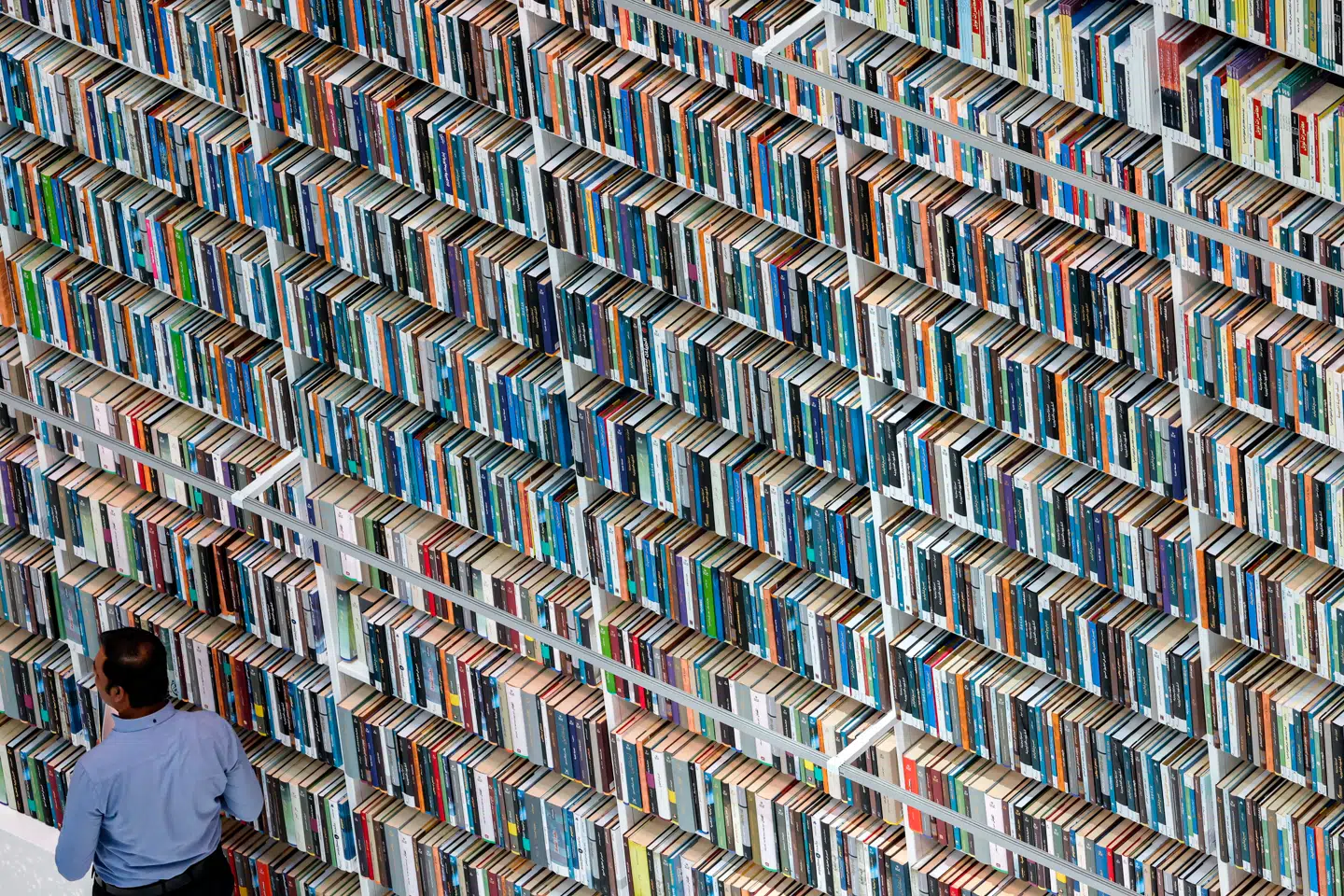 Teknologierne bag kunstig intelligens skal oplæres med enorme mængder af tekster. I mange tilfælde er ophavsretsbeskyttede bøger og andre værker blevet brugt, uden at man har fået tilladelse til det eller har betalt for det. Det protesterer tusinder af britiske forfattere nu mod på en helt særlig måde.