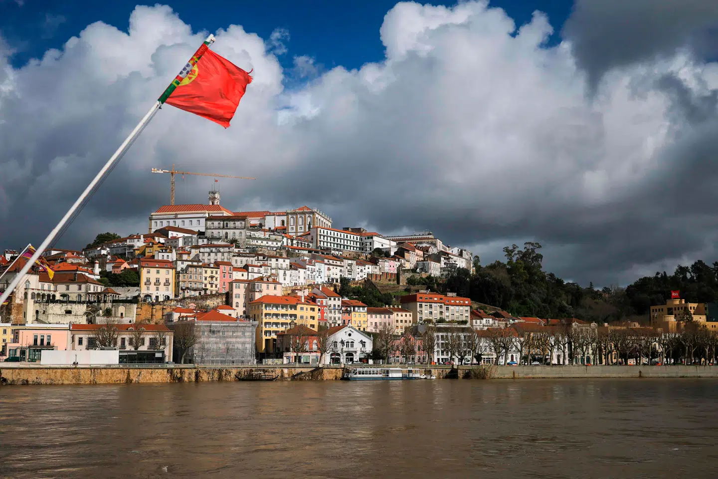 Danskere med ejendom i udlandet kan risikere, at deres danske fremtidsfuldmagt bliver afvist af udenlandske banker og myndigheder, selvom dokumentet er fuldt gyldigt i Danmark. Her kan du læse om de udfordringer, der opstår, når digital identifikation møder krav om fysiske underskrifter, og hvordan du kan forberede dig på at handle på tværs af landegrænser.