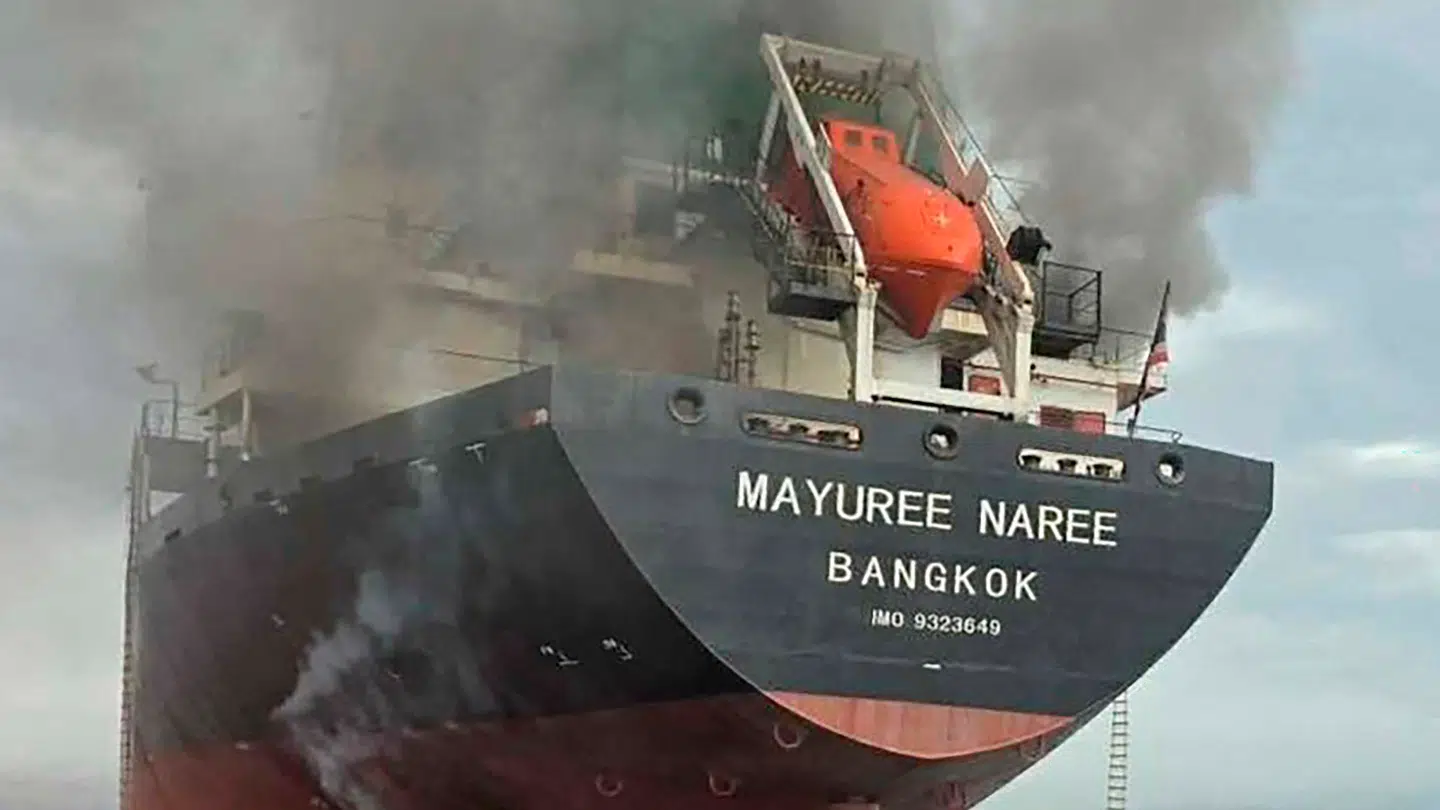 Foto taget den 11. marts 2026 af den thailandske flåde viser røg, der stiger op fra det thailandske containerskib 'Mayuree Naree' nær Hormuzstrædet efter et angreb.