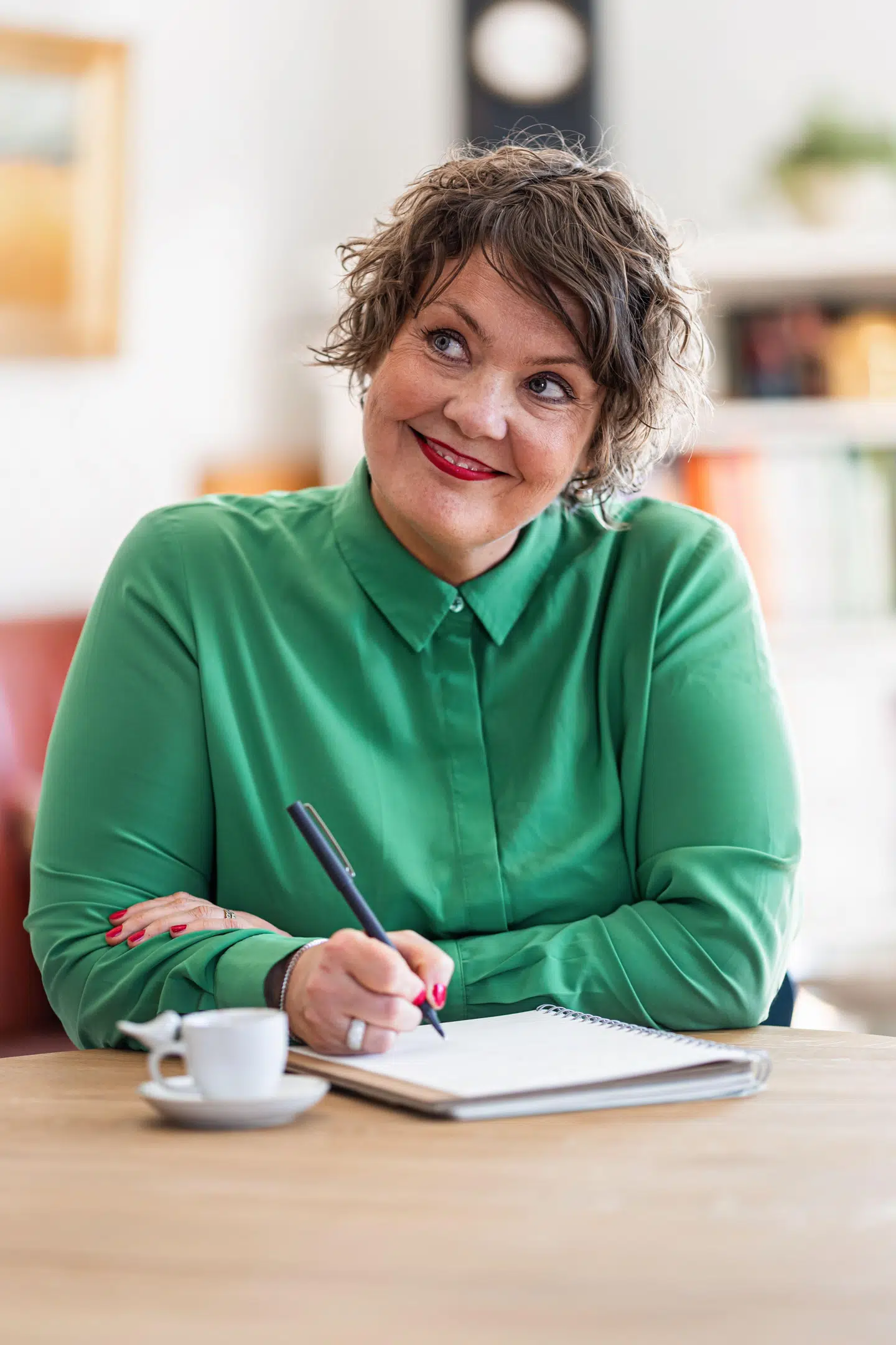 »Ifølge visse undersøgelser oplever omkring 75 procent af befolkningen nervøsitet, når de skal tale offentligt, hvilket gør det til en af de mest almindelige former for social angst,« skriver Sophie Dam.