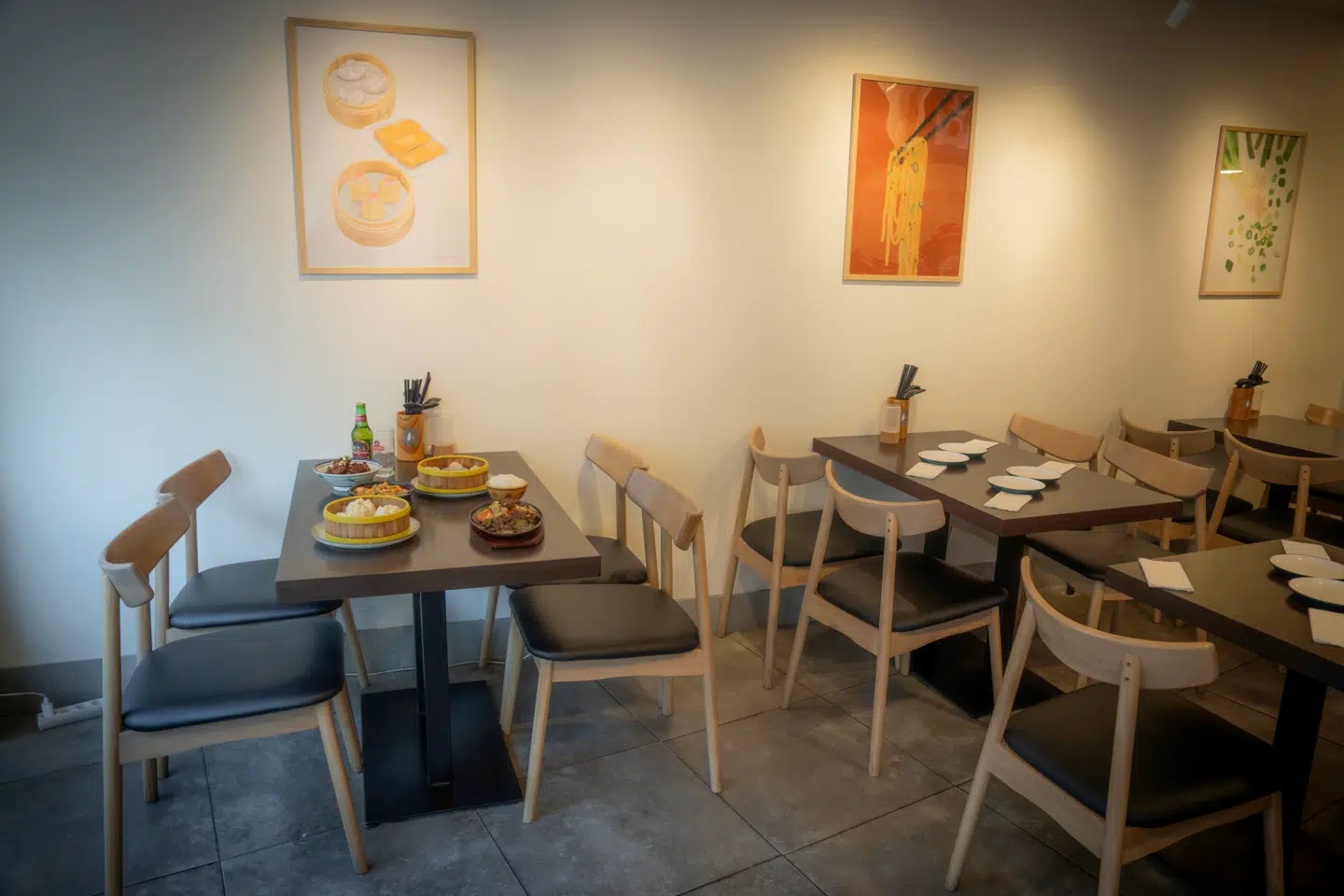 Her er pænt og rent, selvom det ikke ligefrem oser af hygge på denne uges spisested anmeldt af Søren Jacobsen Damm.