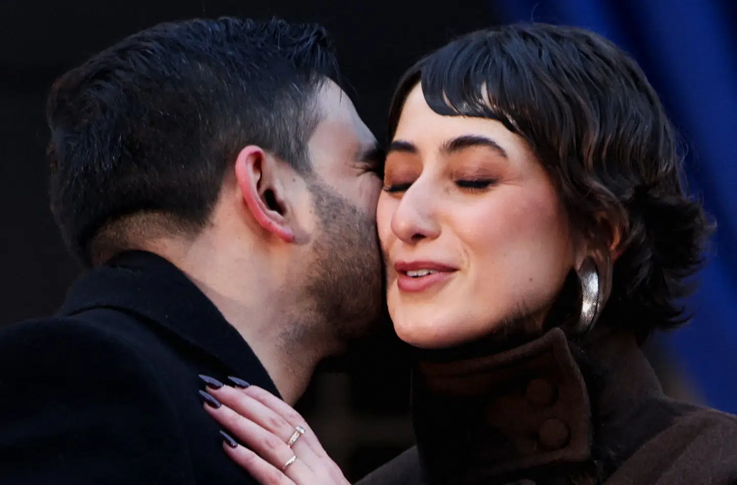 Zohran Mamdani kysser sin kone, Rama Duwaji, under sin indsværgelsesceremoni i januar. Nu er parret havnet i modvind.