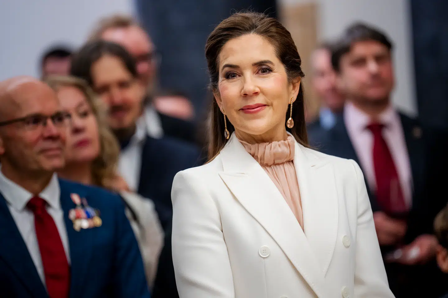 Dronning Mary var en helt almindelig kvinde, der boede i Sydney. Lige indtil hun mødte kronprins Frederik på en bar under OL i 2000.