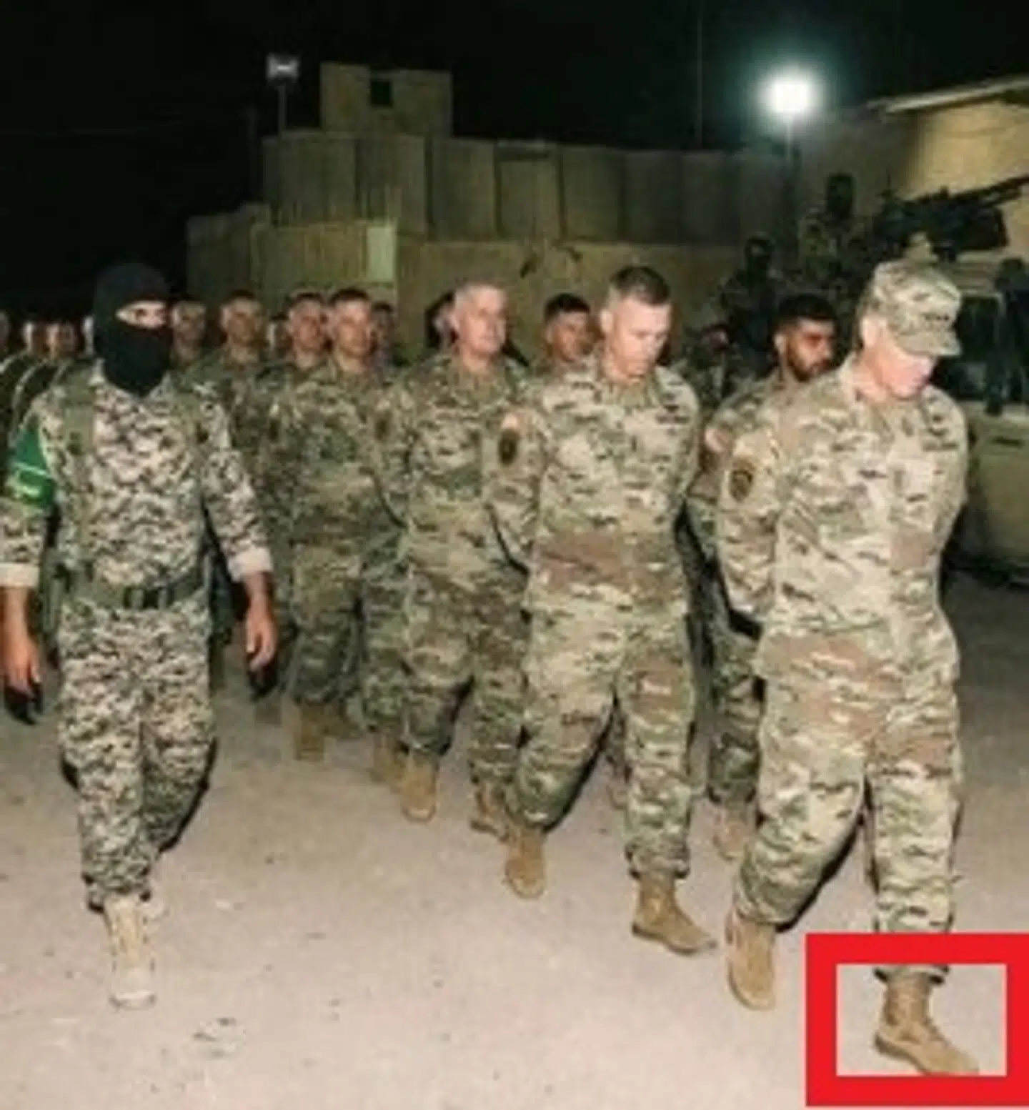 Et billede af det, der skal ligne en gruppe tilfangetagne amerikanske soldater i Iran. Nederst i højre hjørne kan man dog ane et vandmærke, som betyder, at billedet er skabt med Googles AI-robot Gemini.