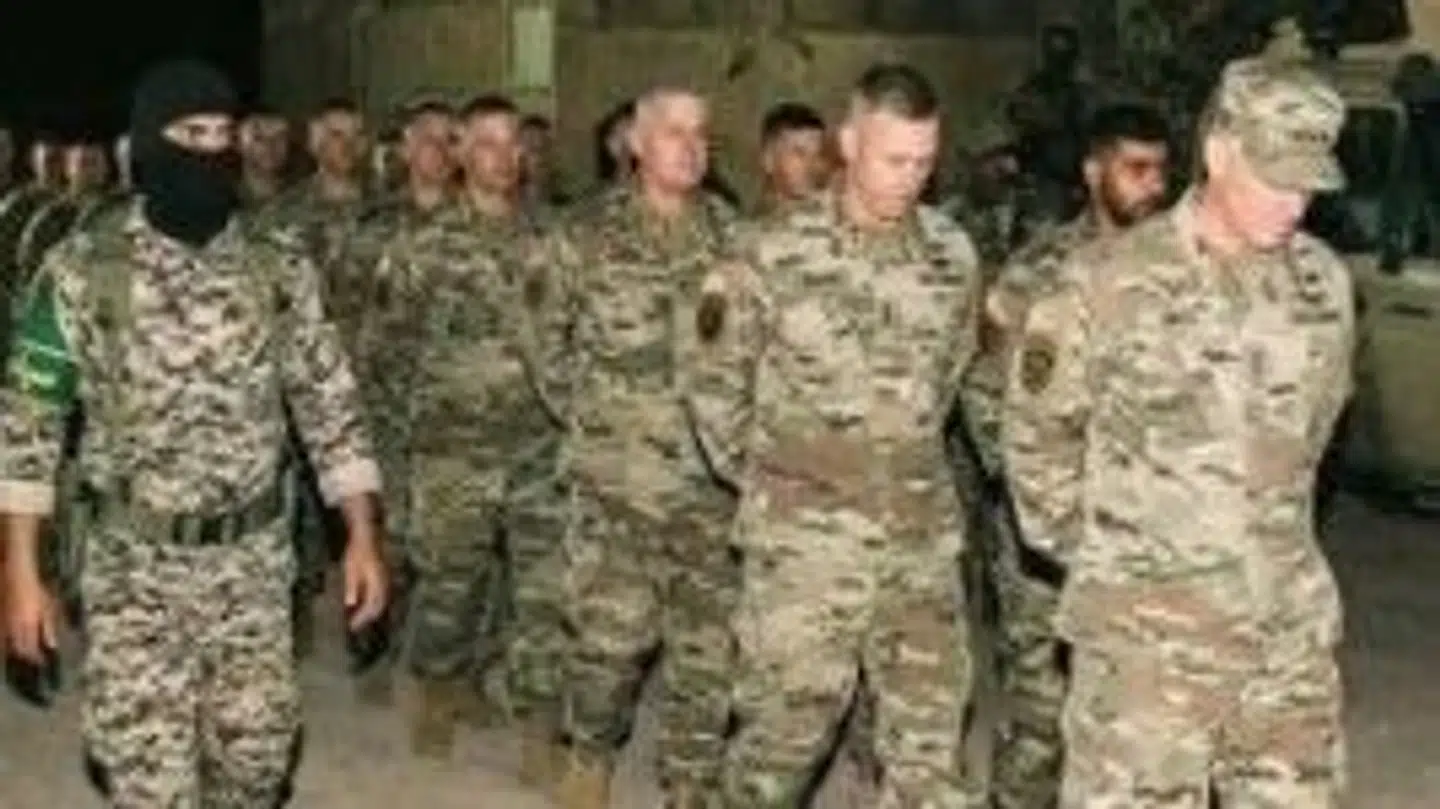 Et billede af tilfangetagne amerikanske soldater i Iran er blevet delt flittigt på sociale medier. Problemet er bare, at det er falskt.