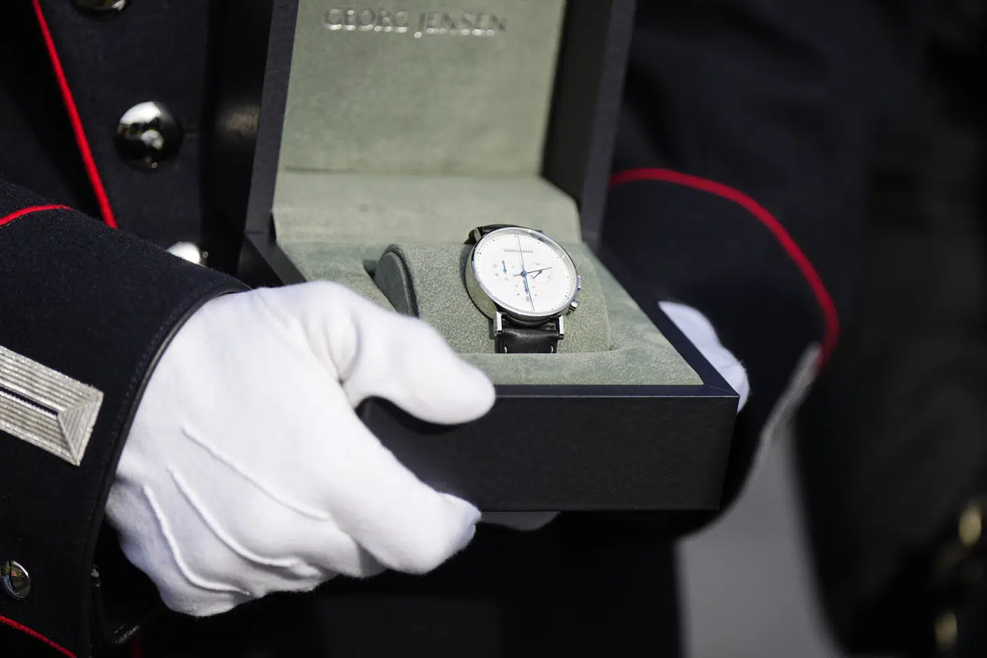 Garder Frederik Gerhardt Nielsen viser uret fra Georg Jensen frem.
