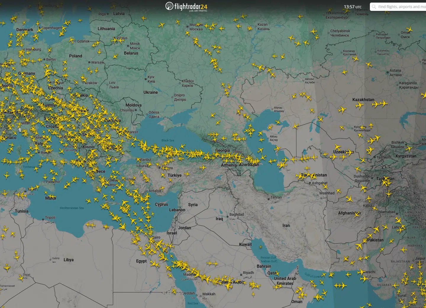 Screenshot fra Flightradar 11. marts. Rutefly mellem Europa og Asien er presset sammen i en smal korridor lige nord for Iran. Fly fra Golfstaterne er stærkt reduceret i antal og tvunget ud på en længere omvej.