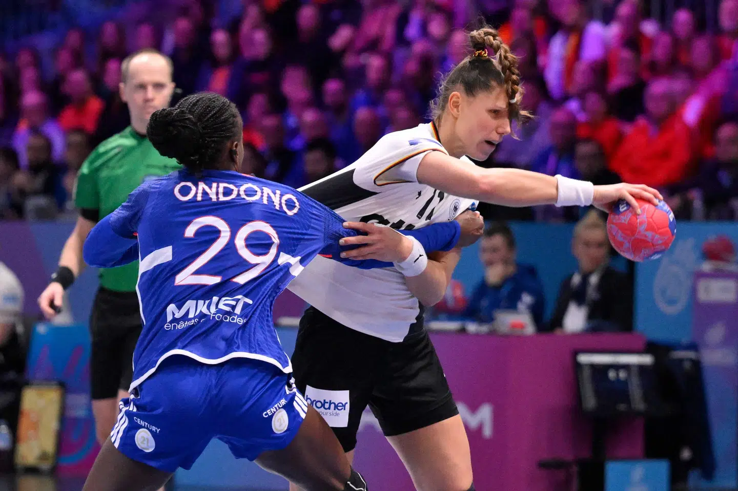 Xenia Smits (i hvid trøje) var i december med til at vinde VM-sølv med det tyske landshold. (Arkivfoto).