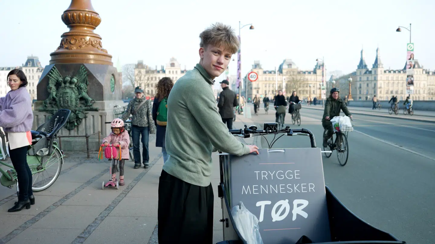Noah Zdrinka ved Dronning Louises Bro, hvor han tidligere blev overfaldet, da han var i færd med at hænge plakater op for Socialdemokratiet.
