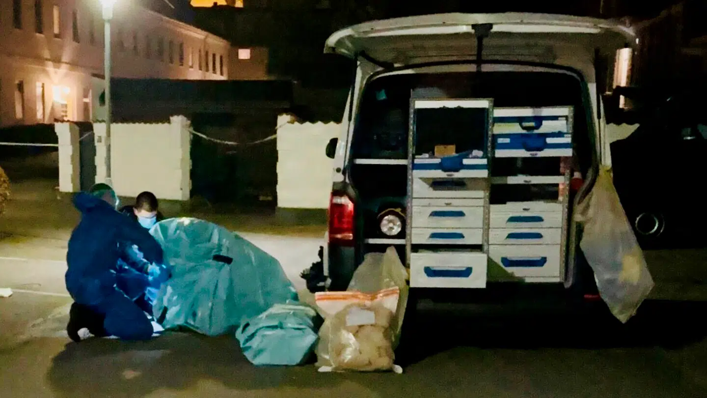 Syd- og Sønderjyllands Politi pakker en barnevogn ind ved Hotel Norden i Haderslev mandag. En 37-årig mand blev anholdt efter en pige på syv måneder blev bortført i sin barnevogn fra en privat baggård i Haderslev.