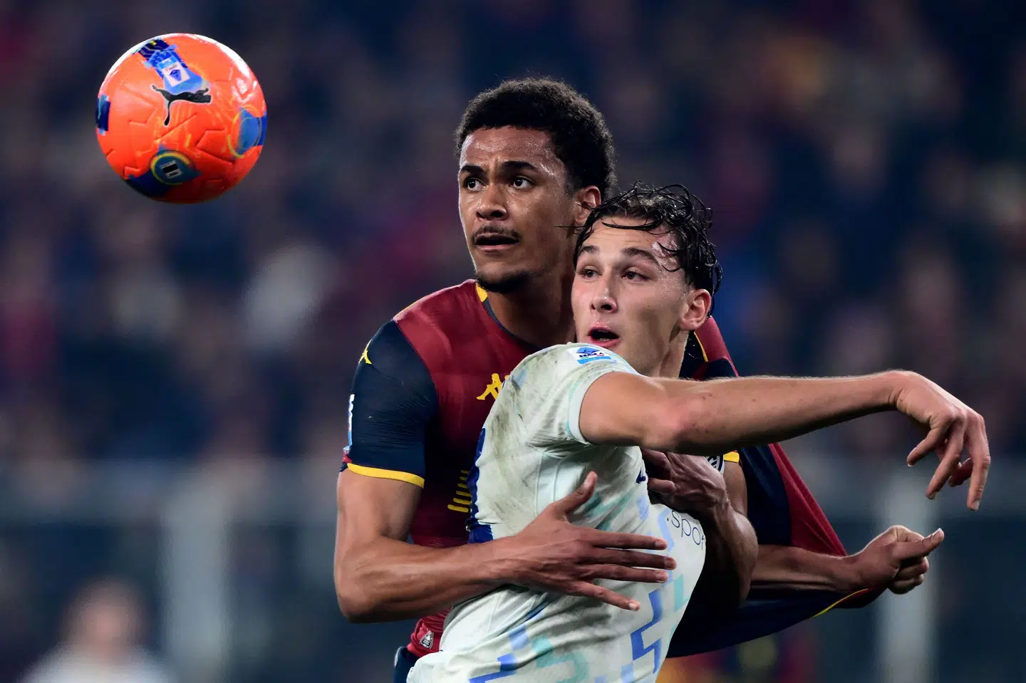 Sebastian Otoa (til venstre) skiftede i januar 2025 fra AaB til Genoa i den italienske Serie A. (Arkivfoto).