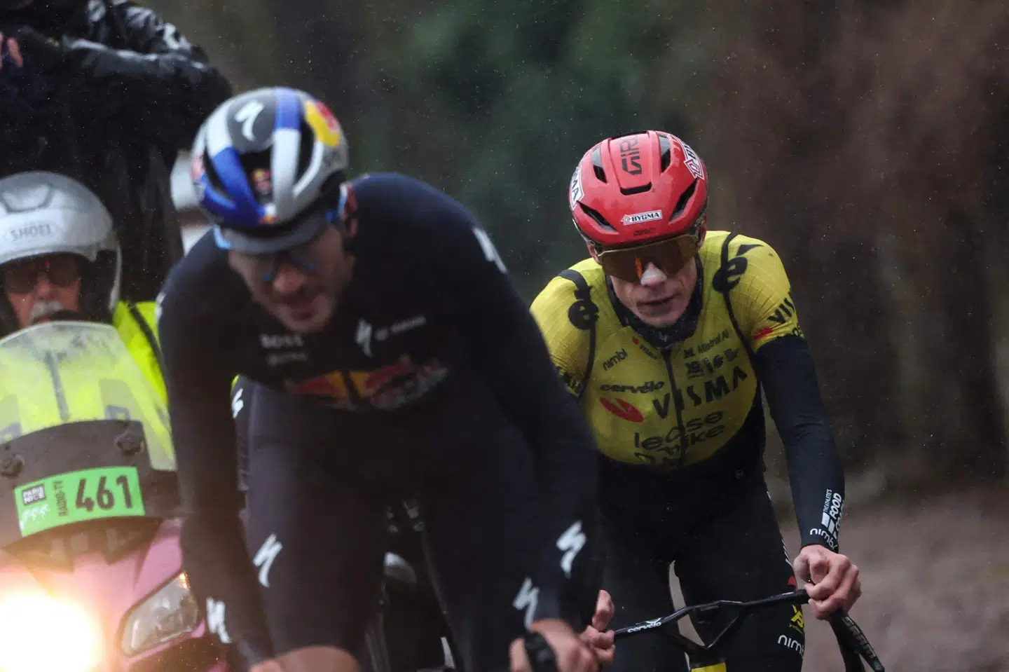 Jonas Vingegaard i lange bukser og seler på de sidste kilometer af 4. etape i Paris-Nice.