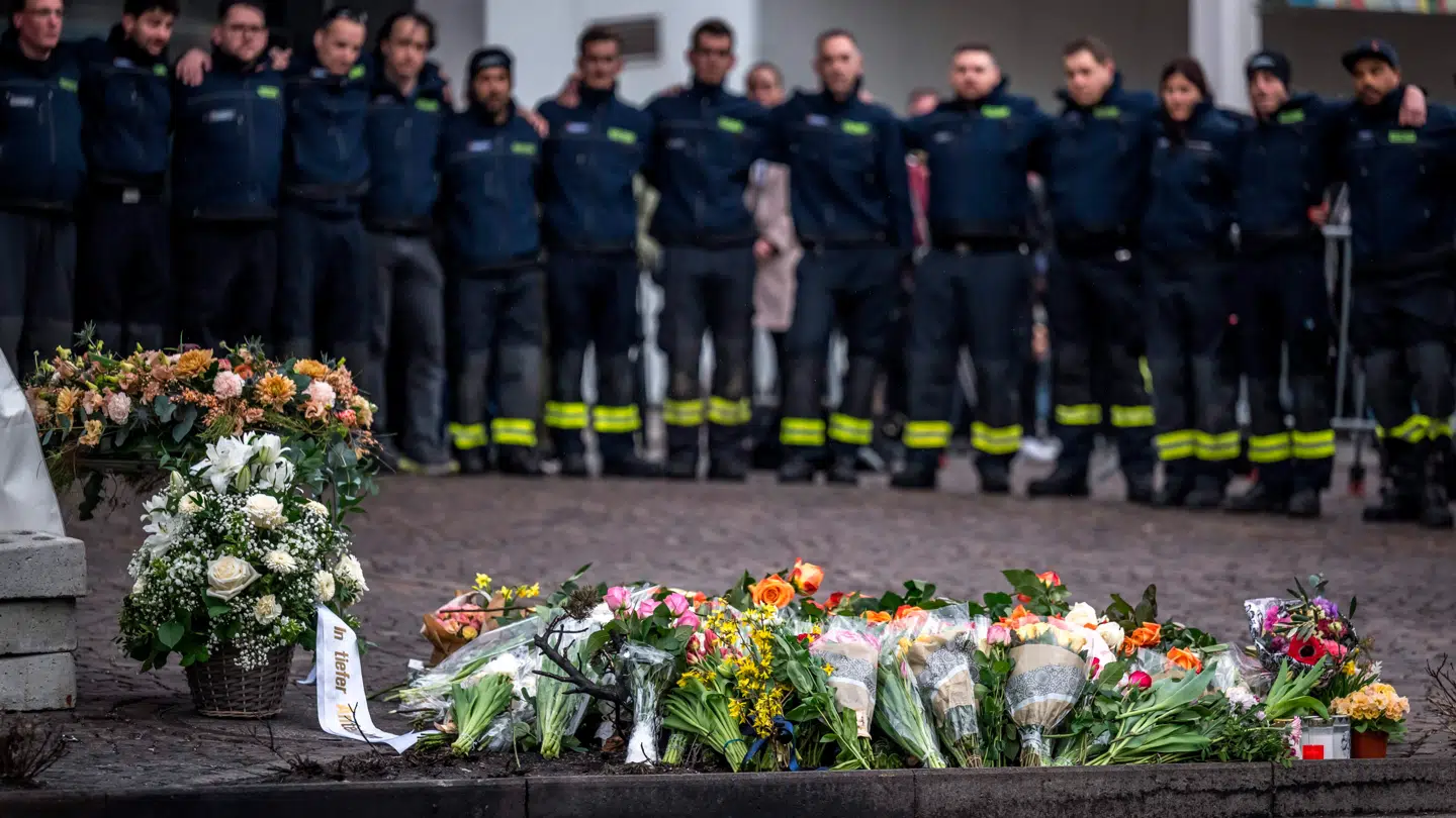 Brandfolk til en mindeceremoni onsdag for ofrene i busbranden, der tirsdag kostede seks mennesker livet.