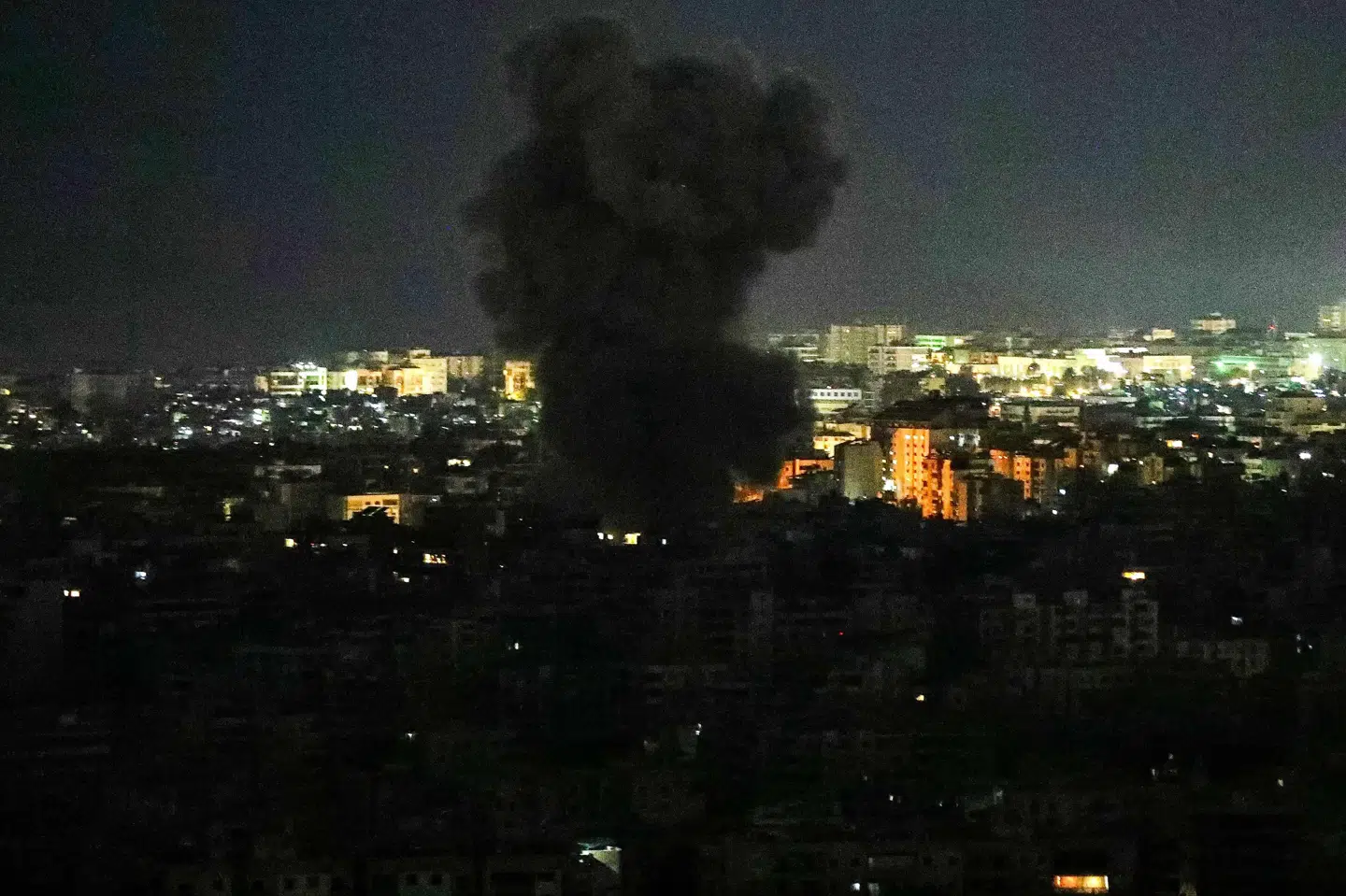 Røg stiger op over en forstad til Libanons hovedstad, Beirut, efter et israelsk angreb onsdag aften.