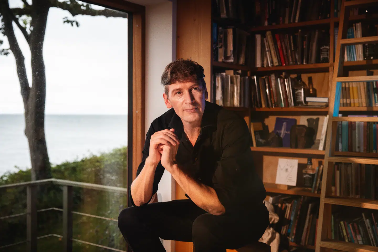 Jesper Wung-Sung, 54 år, debuterede i 1998 med novellesamlingen »To ryk og en aflevering«, som indbragte ham Bogforums Debutantpris. Han har udgivet flere end 40 bøger.