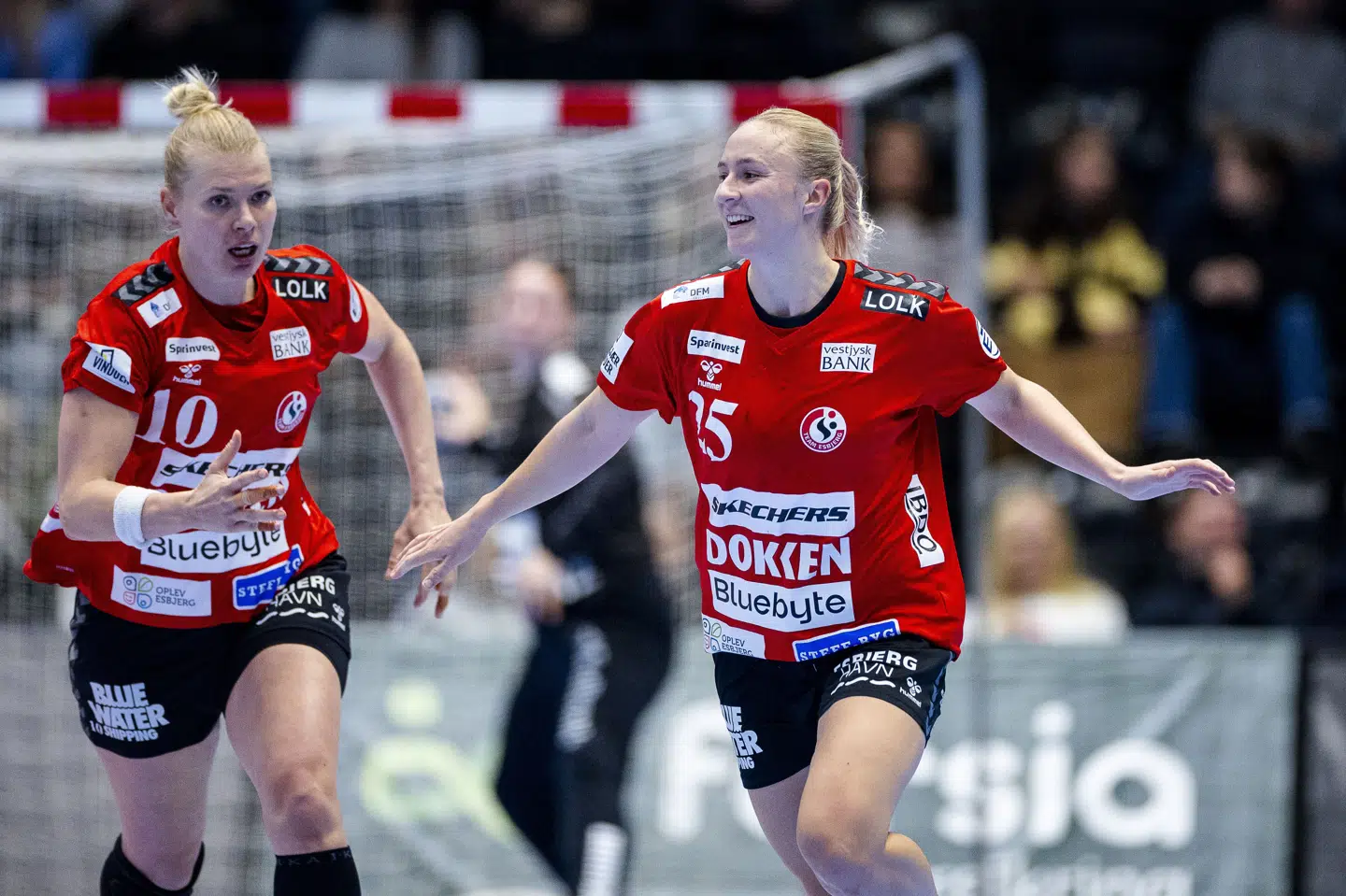 Kathrine Heindahl og Henny Reistad var med til at skabe en esbjergensisk målfest mod Ikast. (Arkivfoto).