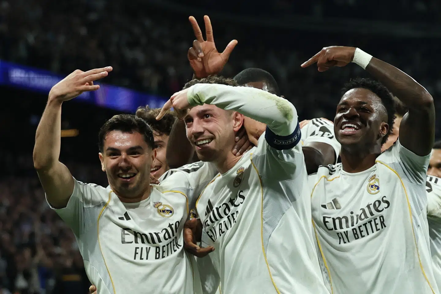 Real Madrids Federico Valverde jubler med holdkammeraterne efter sin tredje scoring mod Manchester City.