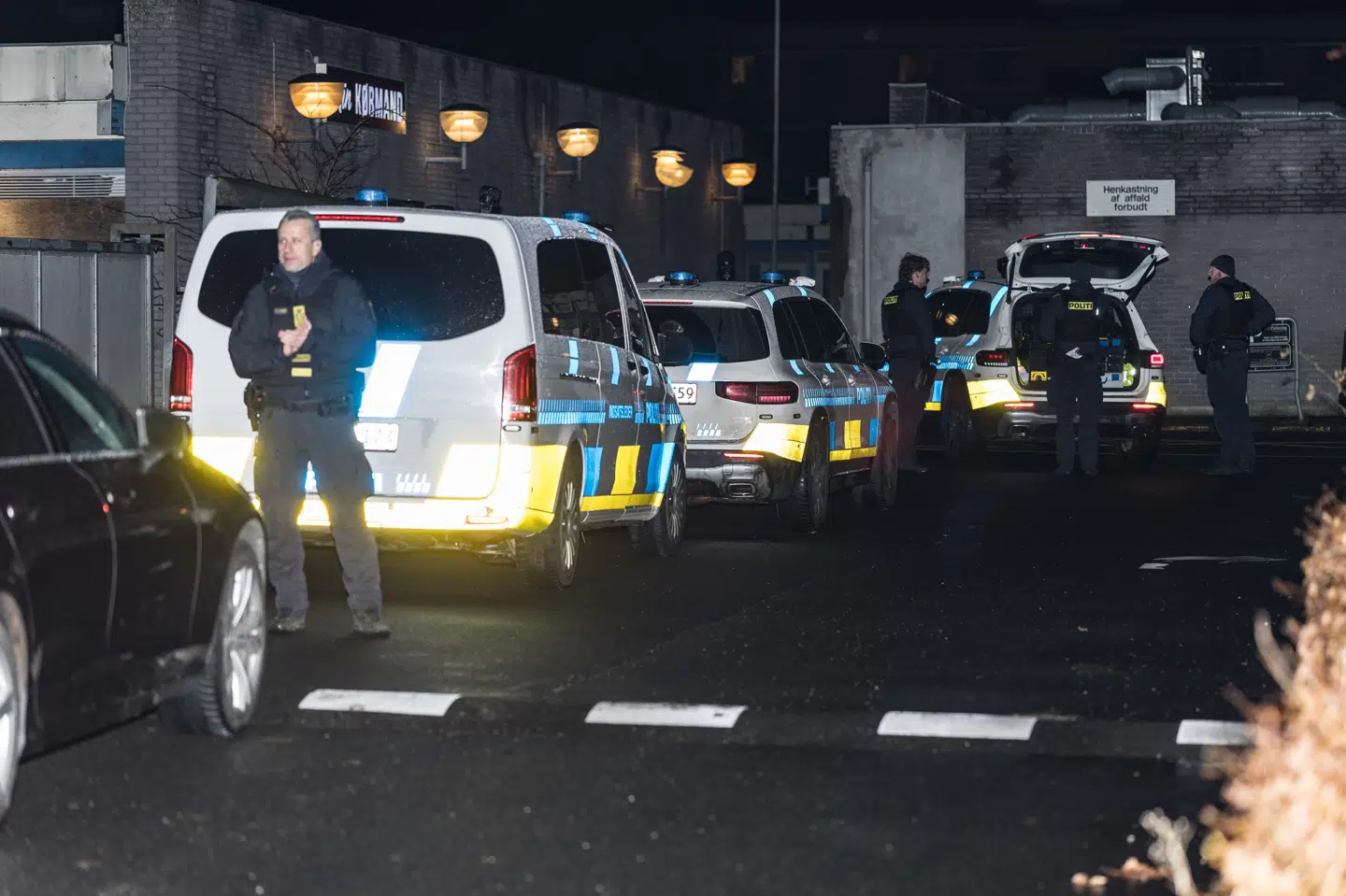 Politiet har været massivt til stede omkring boligområdet Strandgården i Ishøj efter et stort slagsmål.