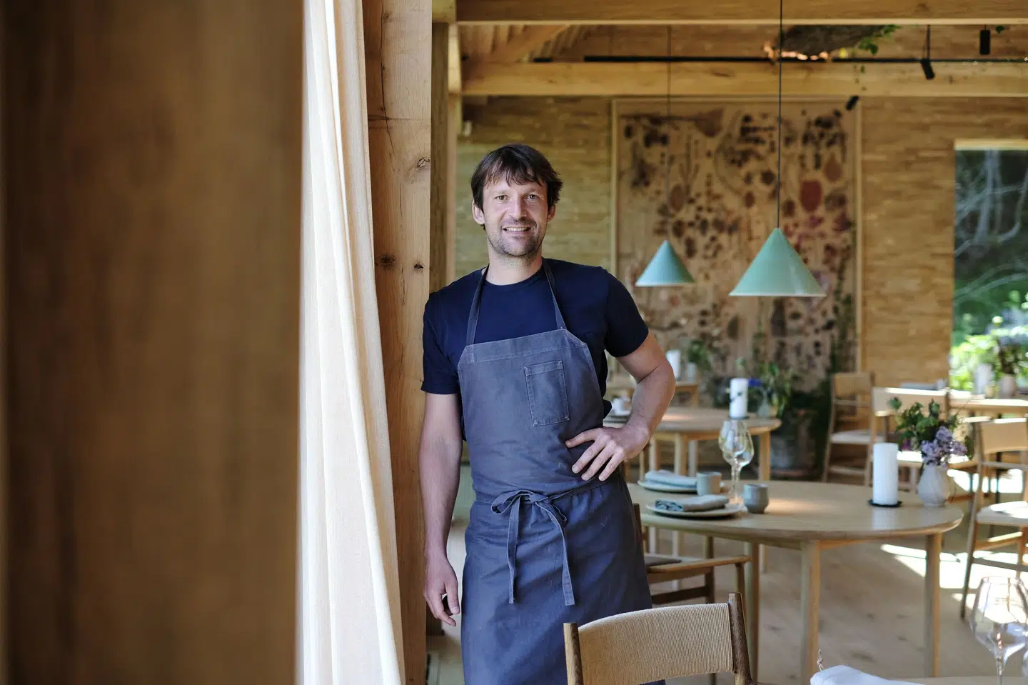 René Redzepi var med til at åbne Noma tilbage i 2003 i København. Restauranten har senere fået tre Michelin-stjerner og er fem gange blevet kåret som verdens bedste restaurant. Nu har stjernekokken trukket sig som køkkenchef efter voldsom kritik af hans ledelsesstil.