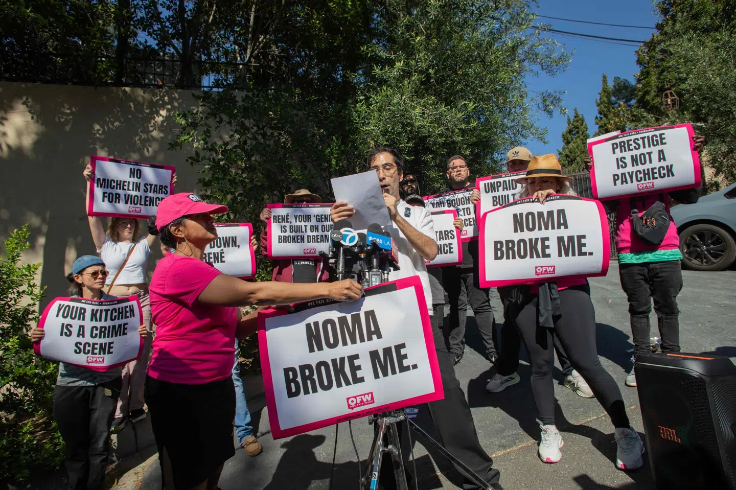 Der var onsdag en demonstration foran Nomas pop up-restaurant i Los Angeles. Natten til torsdag trak René Redzepi sig som køkkenchef i Noma.